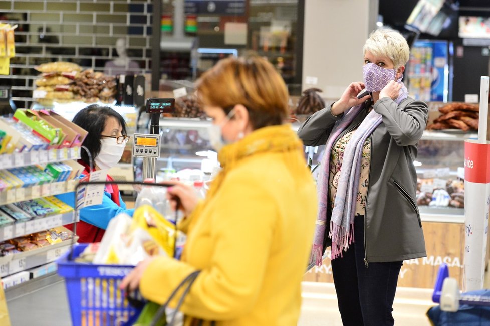 Češi museli vytáhnout roušky i na nákupy do obchodů (18.3.2020)