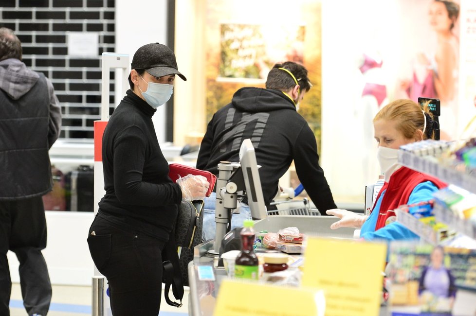 Češi museli kvůli koronaviru vytáhnout roušky či alespoň šály a šátky i na nákupy do obchodů (18. 3. 2020).