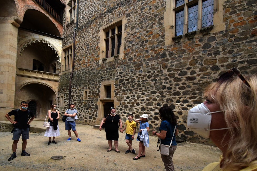 Rozvolnění v Česku: Turisté se mohli vrátit na hrady i zámky. Včetně prohlídek, byť s jistými omezeními. Foto z Křivoklátu (5.6.2021).