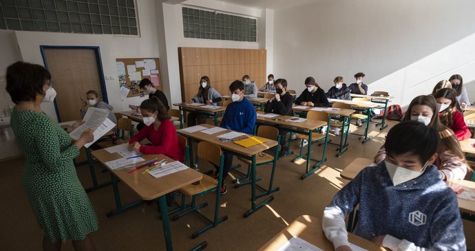 Školy v době covidu: Žáci 3. května 2021 na pražském Gymnáziu Nad Štolou skládají přijímací zkoušky do čtyřletých maturitních oborů.