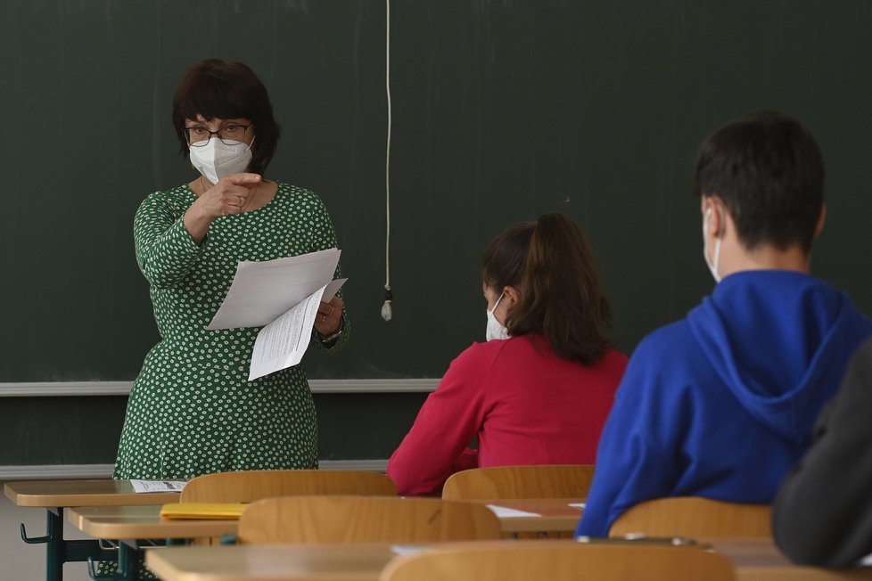 Školy v době covidu: Žáci 3. května 2021 na pražském Gymnáziu Nad Štolou skládají přijímací zkoušky do čtyřletých maturitních oborů.