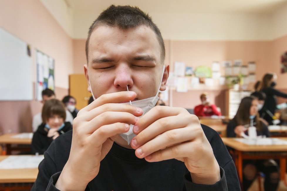 Návrat žáků do škol: Žáci 6. a 7. tříd se vrátili do lavic Masarykovy ZŠ v Plzni (3. 5. 2021)