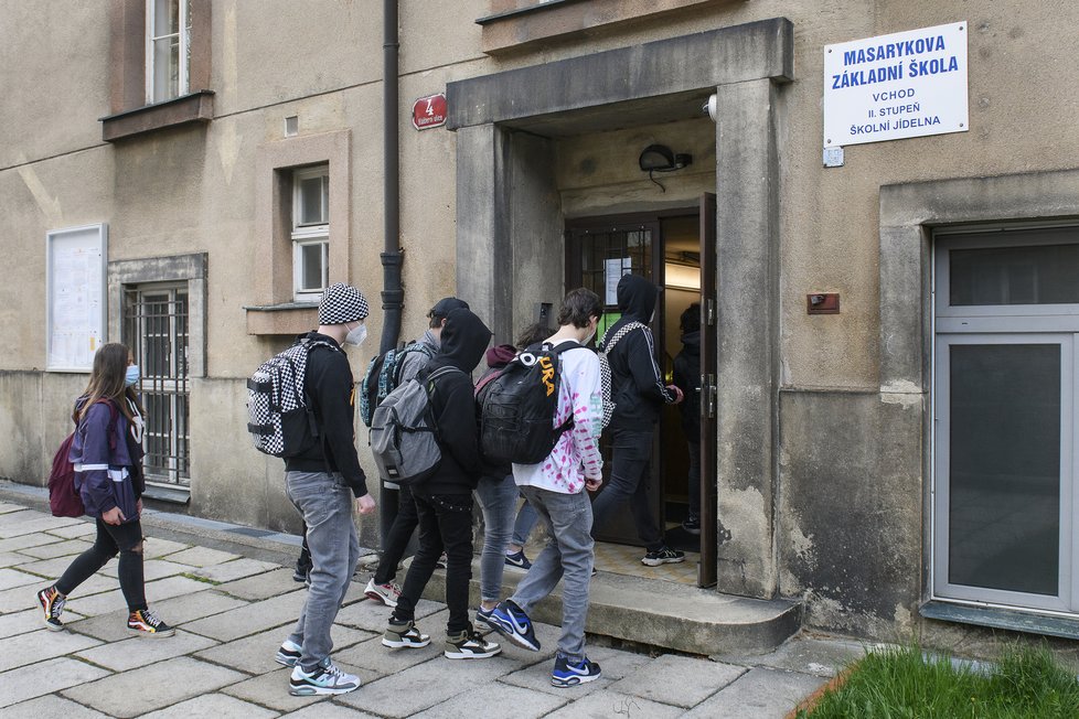 Návrat žáků do škol: Žáci 6. a 7. tříd se vrátili do lavic Masarykovy ZŠ v Plzni (3. 5. 2021).