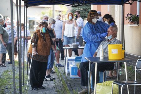 Koronavirus v Česku: Hygienici testovali 16. srpna 2020 dopoledne obyvatele Tatiné na Plzeňsku, kde se objevilo nové ohnisko nákazy koronaviru.