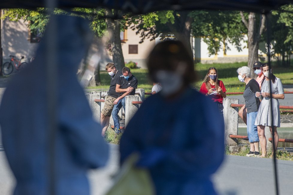 Koronavirus v Česku: Hygienici testovali 16. srpna 2020 dopoledne obyvatele Tatiné na Plzeňsku, kde se objevilo nové ohnisko nákazy koronaviru.