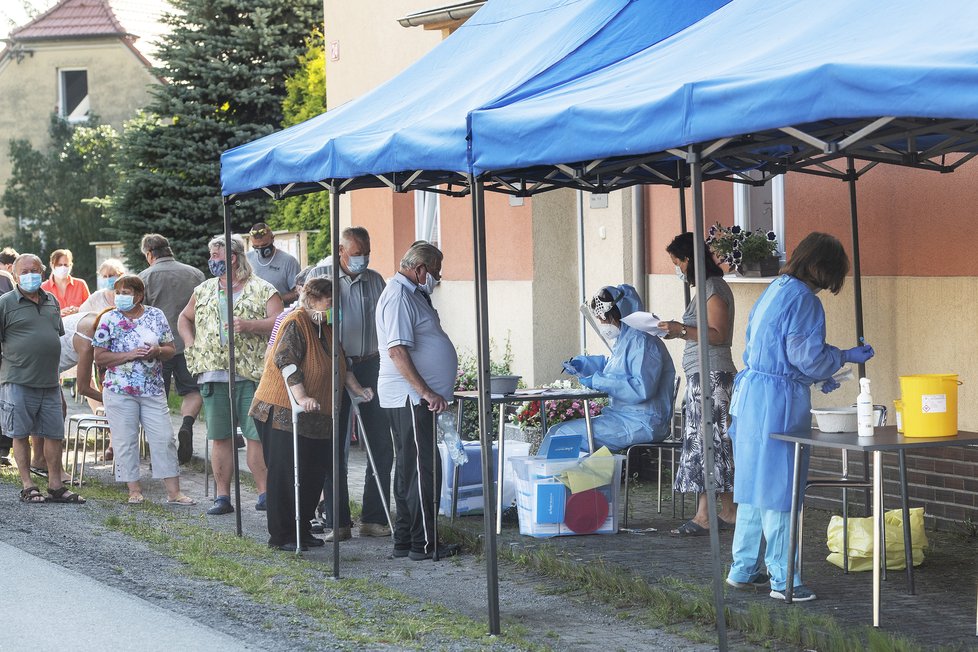 Koronavirus v Česku: Hygienici testovali 16. srpna 2020 dopoledne obyvatele Tatiné na Plzeňsku, kde se objevilo nové ohnisko nákazy koronaviru.