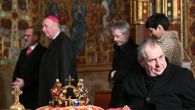 Odemčení komnaty s korunovačními klenoty, na snímku končící prezident Zeman, (16.01.2023).