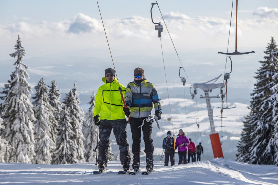 Horská služba varuje v Krkonoších před ledovkou a náledím (17. 12. 2021).