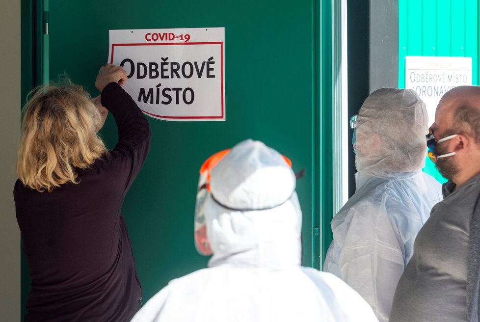 Zdravotníci dezinfikují a odnášejí vybavení odběrného místa k testování lidí s podezřením na přítomnost koronaviru, které ukončilo činnost před pavilonem ortopedické protetiky Masarykovy nemocnice v Ústí nad Labem. (30. 4. 2020)