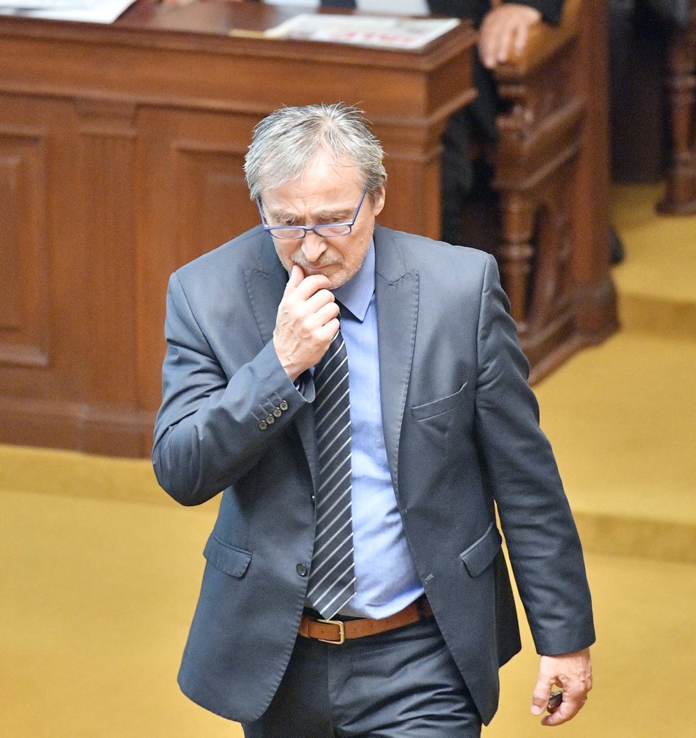 Řádná schůze Poslanecké sněmovny pokračovala 12. července v Praze. Na snímku je ministr obrany Martin Stropnický.