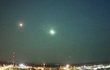 Na noční obloze začal být meteor viditelný.