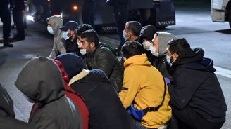 Celníci na D2 na Břeclavsku zadrželi kamion ukrývající pět desítek migrantů