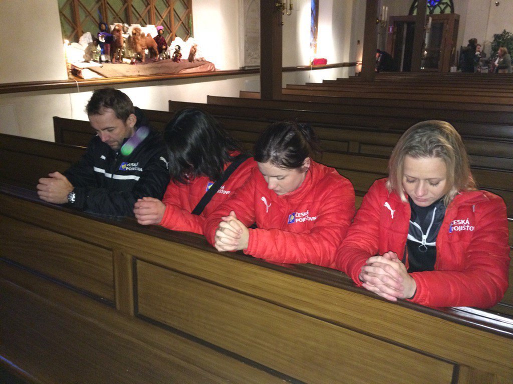 České florbalistky se v kostele pomodlily za úspěch v semifinále proti Finsku