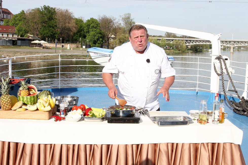 Šéfkuchař Jaroslav Sapík rozloží svou putovní kuchyni i na palubě lodi.