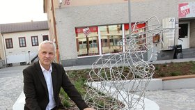 Roman Krčil se sochou z drátů Myslitel se síťovkou odhalenou v září 2016 ve Žďáru nad Sázavou.