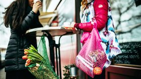 V mnoha variacích i barvách, síťovka i po 100 letech unese nejen nákupy a zůstává stylová.