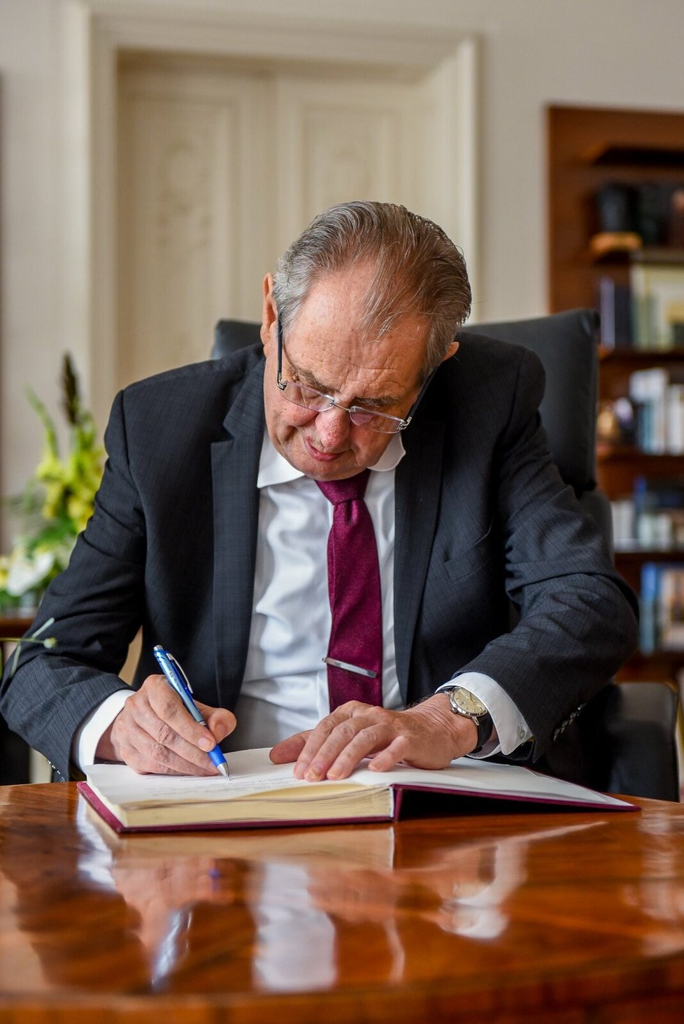 Zeman podepsal vstup Finska a Švédska do NATO.