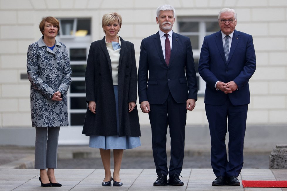 Český prezident Petr Pavel s manželkou na návštěvě v Německu, na snímku s prezidentem  Frankem-Walterem Steinmeierem a jeho ženou.