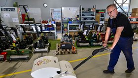 Česká společnost Swardman věnovala sekačku papeži Lvovi XIV. na úpravu vatikánských zahrad