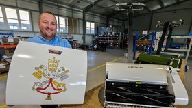 Česká společnost Swardman věnovala sekačku papeži Lvovi XIV. na úpravu vatikánských zahrad