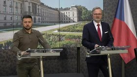 Zelenskyj děkoval Fialovi za včasnou pomoc. Česko daruje Ukrajincům helikoptéry a další munici