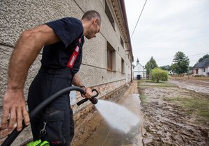 Po bouřce se silným deštěm, která se přehnala 14. srpna 2020 přes Čelechovice na Přerovsku, byla obec zaplavena silnou vrstvou bahna z blízkého makového pole. S úklidem pomáhala 15. srpna 2020 jednotka hasičů z Přerova.