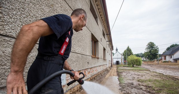 Po bouřce se silným deštěm, která se přehnala 14. srpna 2020 přes Čelechovice na Přerovsku, byla obec zaplavena silnou vrstvou bahna z blízkého makového pole. S úklidem pomáhala 15. srpna 2020 jednotka hasičů z Přerova.