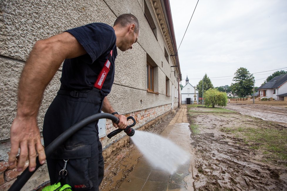 Po bouřce se silným deštěm, která se přehnala 14. srpna 2020 přes Čelechovice na Přerovsku, byla obec zaplavena silnou vrstvou bahna z blízkého makového pole. S úklidem pomáhala 15. srpna 2020 jednotka hasičů z Přerova.