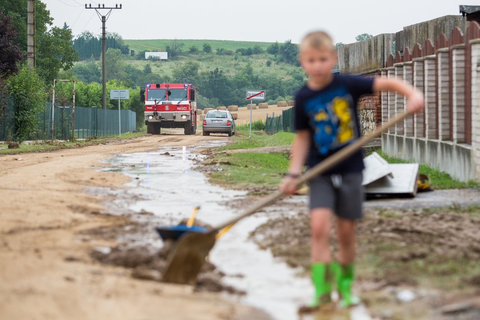 Po bouřce se silným deštěm, která se přehnala 14. srpna 2020 přes Čelechovice na Přerovsku, byla obec zaplavena silnou vrstvou bahna z blízkého makového pole. S úklidem pomáhala 15. srpna 2020 jednotka hasičů z Přerova.