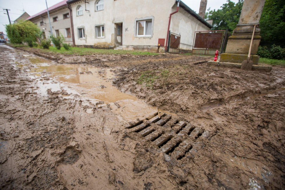 Po bouřce se silným deštěm, která se přehnala 14. srpna 2020 přes Čelechovice na Přerovsku, byla obec zaplavena silnou vrstvou bahna z blízkého makového pole. S úklidem pomáhala 15. srpna 2020 jednotka hasičů z Přerova.