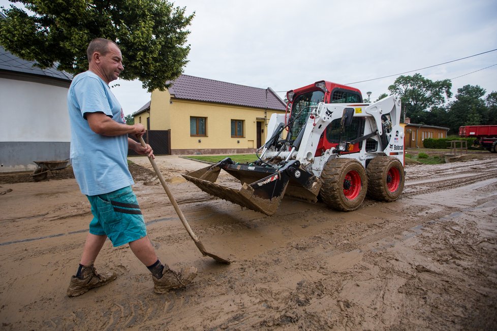 Po bouřce se silným deštěm, která se přehnala 14. srpna 2020 přes Čelechovice na Přerovsku, byla obec zaplavena silnou vrstvou bahna z blízkého makového pole. S úklidem pomáhala 15. srpna 2020 jednotka hasičů z Přerova.