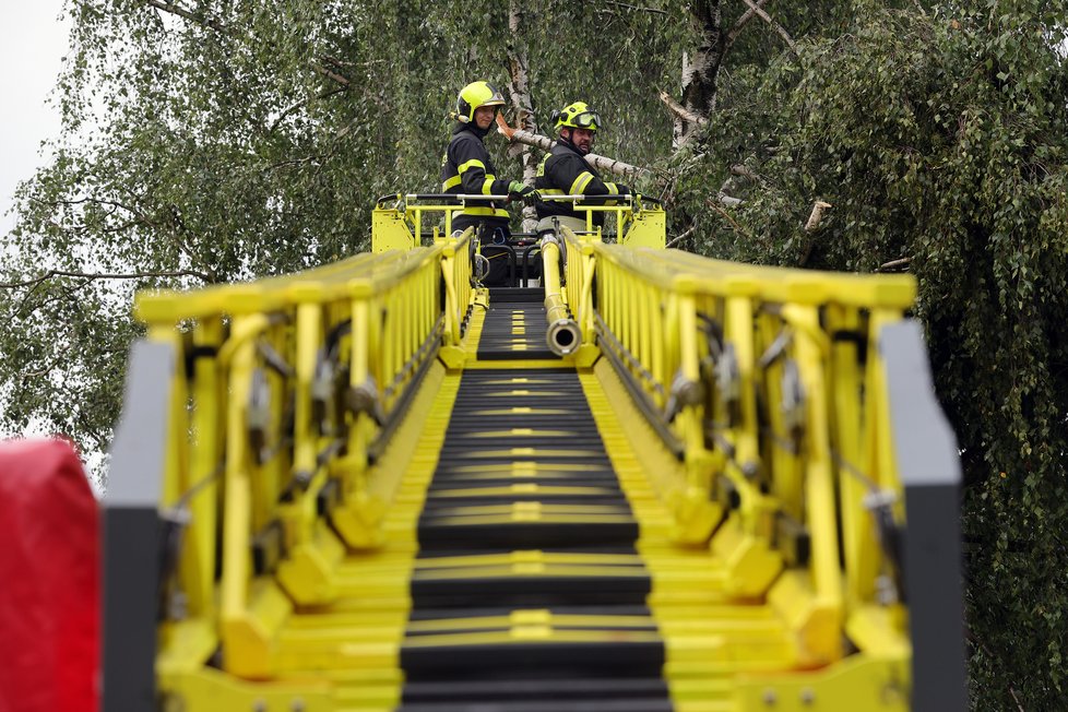V souvislosti s vlnou silných bouřek hasiči v Moravskoslezském kraji evidovali na 200 zásahů.