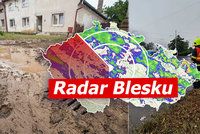 Lijáky zvedají hladiny řek v Česku. Hasiči staví ochranné hráze, sledujte radar Blesku