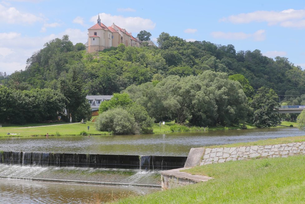 Češi si užívají slunečného počasí.