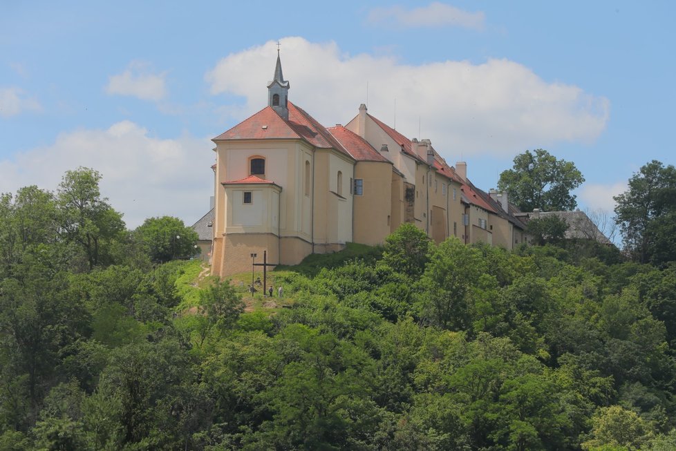 Češi si užívají slunečného počasí.