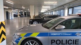 Blesk v policejních garážích: superrychlá žihadla i pojízdné paláce.