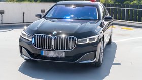 Blesk v policejních garážích: superrychlá žihadla i pojízdné paláce.