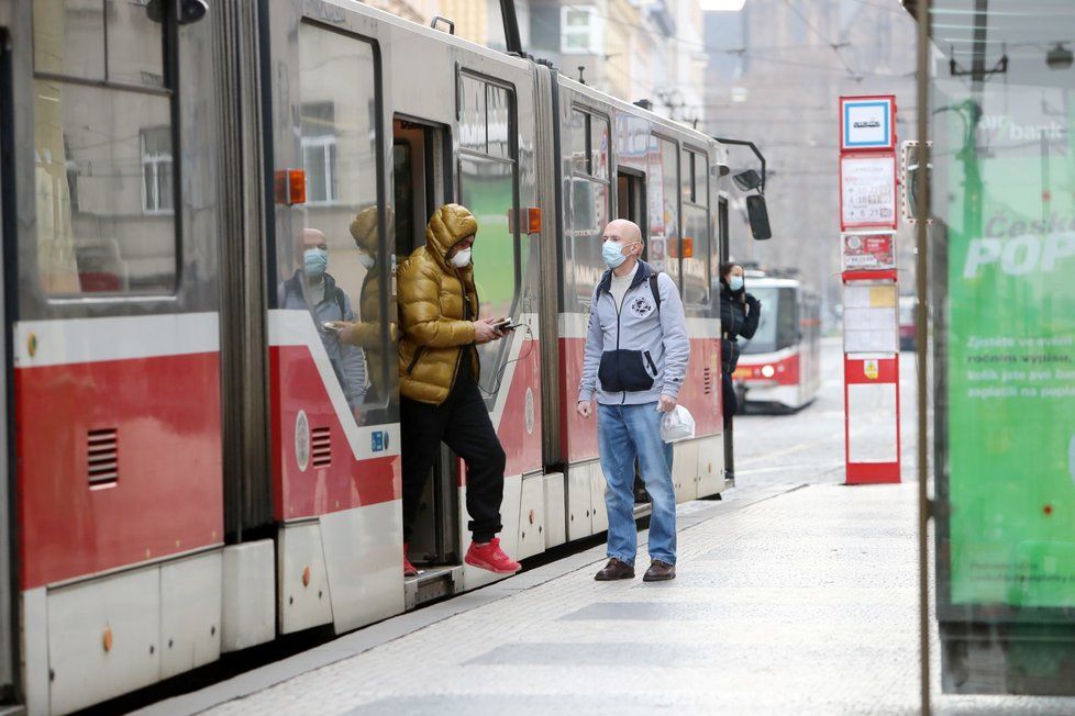 V úterý 17. března 2020 začalo platit nařízení primátora – do pražské MHD vstup bez roušky zakázán.