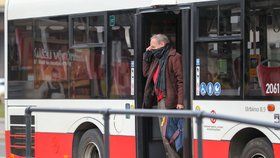 Dopravní podnik od třetího říjnového víkendu zredukuje počet nočních autobusových spojů. 35 z nich bude končit provoz ve 22:00. (ilustrační foto)