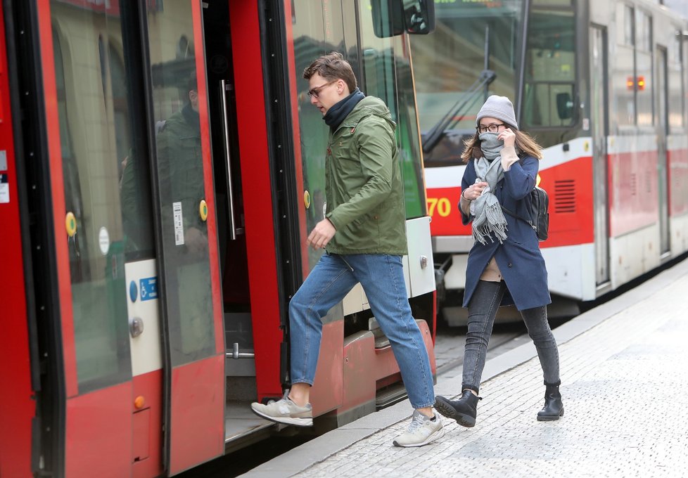 V úterý 17. března 2020 začalo platit nařízení primátora – do pražské MHD vstup bez roušky zakázán.