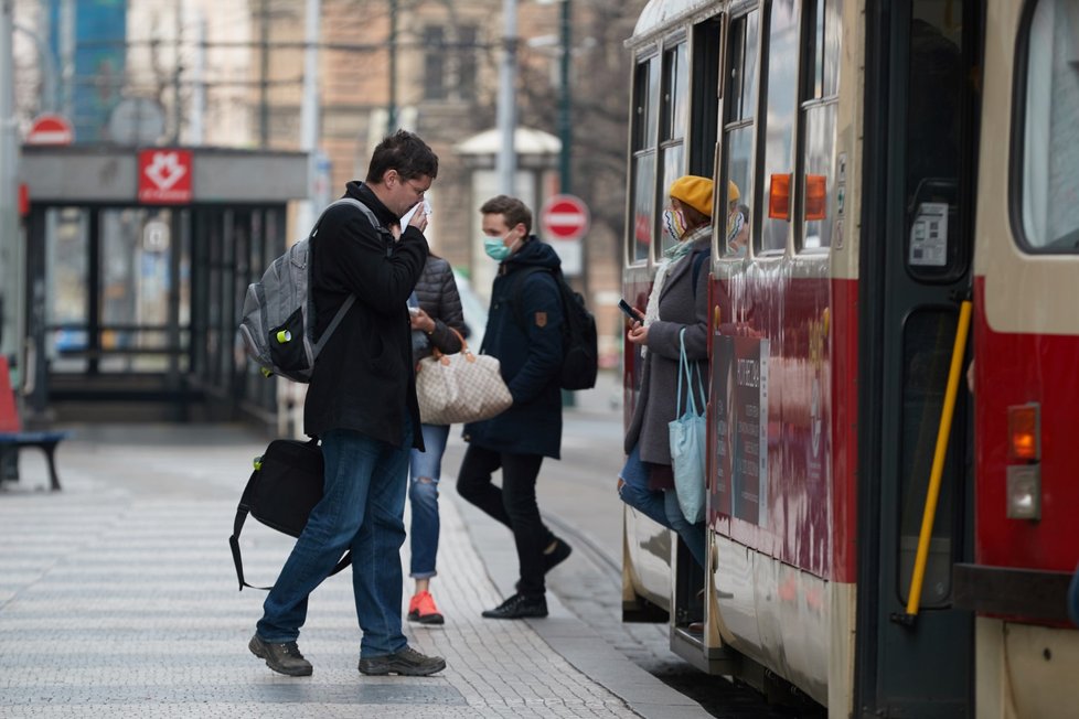 V úterý 17. března 2020 začalo platit nařízení primátora, do pražské MHD vstup bez roušky zakázán.