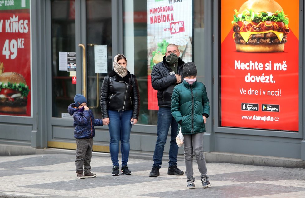 Od čtvrtka 2. 12. je zrušený noční zákaz vycházení. Noční linky MHD v Praze však posílené nejsou. (ilustrační foto)