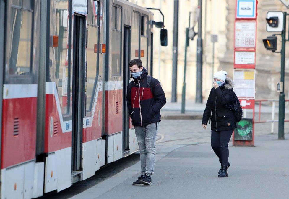 V úterý 17. března 2020 začalo platit nařízení primátora, do pražské MHD vstup bez roušky zakázán.