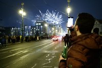 Silvestr v Praze slaví i turisté: Přijelo jich až 60 tisíc, láká je levný alkohol a méně restrikcí
