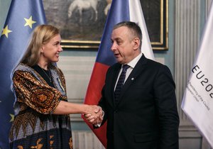 Ministr průmyslu a obchodu Jozef Síkela (STAN) se zdraví s evropskou komisařkou pro energie Kadri Simsonovou.