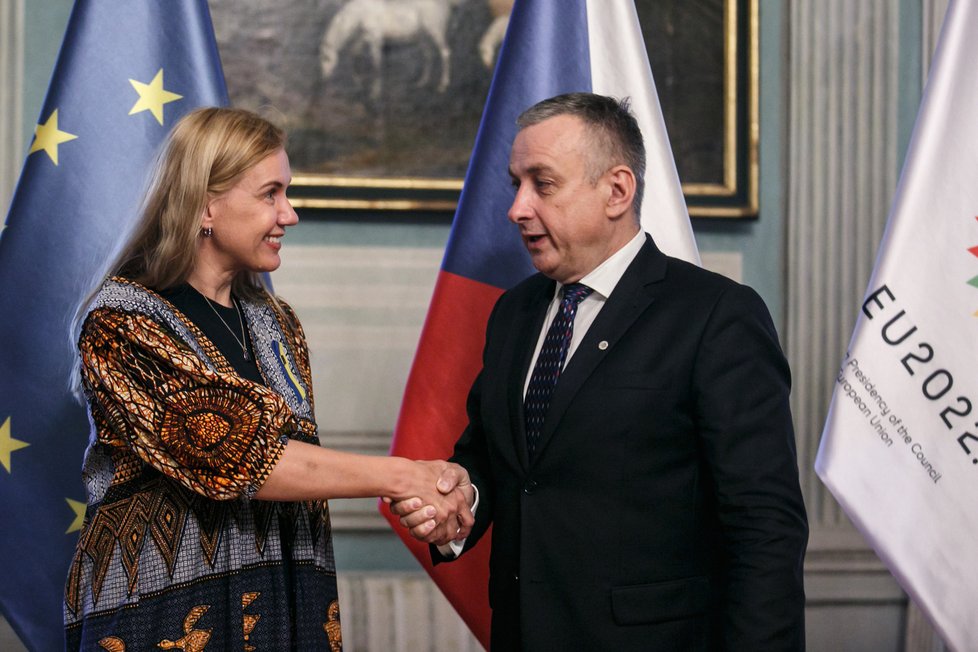 Ministr průmyslu a obchodu Jozef Síkela (STAN) se zdraví s evropskou komisařkou pro energie Kadri Simsonovou.