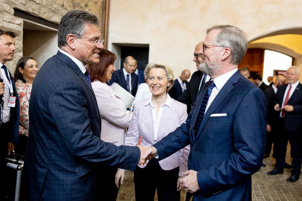 Začátek českého předsednictví Radě EU: Premiér Petr Fiala se zdraví s místopředsedou Evropské komise Marošem Šefčovičem (1.7.2022)