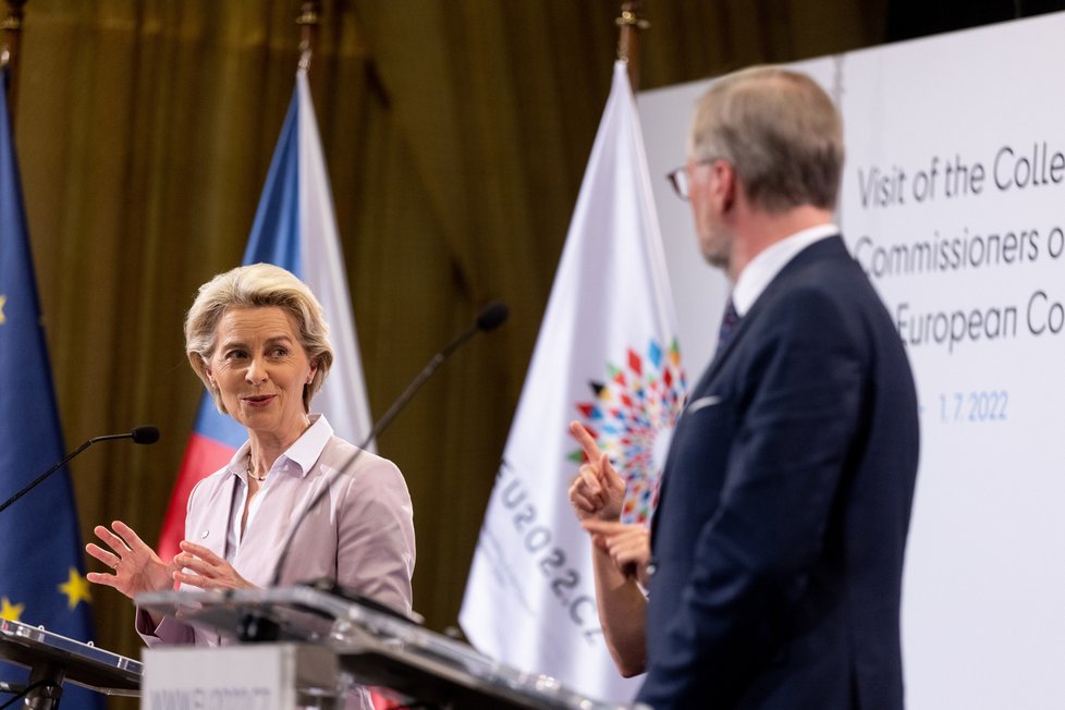 Začátek českého předsednictví Radě EU: Na tiskové konferenci po jednání poděkoval premiér Fiala (ODS) předsedkyni EK Ursule von der Leyenové za spolupráci (1.7.2022) 