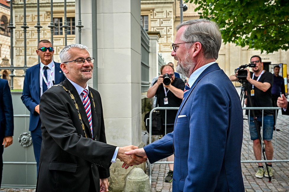 Začátek českého předsednictví Radě EU: Premiéra Petra Fialu (ODS) vítá starosta města Daniel Brýdl(1.7.2022)