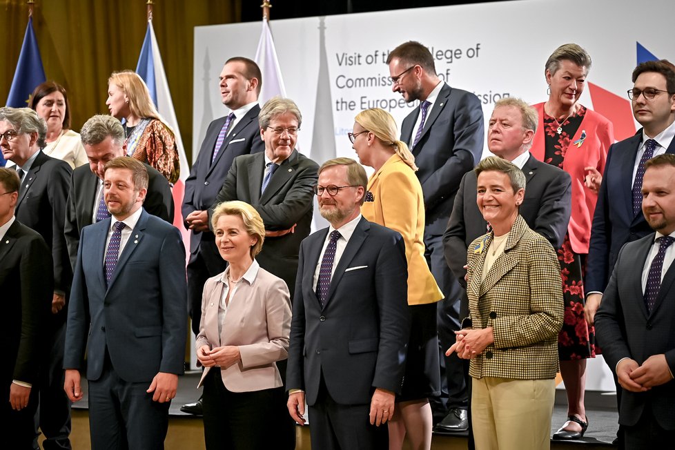 Začátek českého předsednictví Radě EU: Členové české vlády a kolegia EK se u příležitosti zahájení českého předsednictví společně vyfotografovali (1.7.2022) 